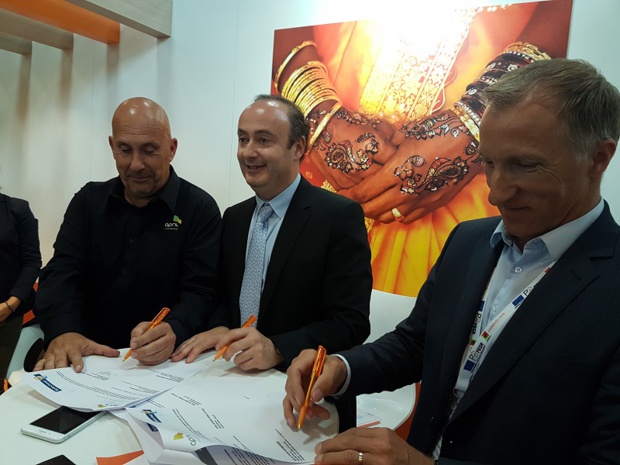 Matthieu DROUET (April), Laurent ABITBOL (Selectour) et Jean-Noël LEFEUVRE (Selectour) sur le stand de Selectour à l'IFTM Top Resa - Photo CE Matthieu DROUET (April), Laurent ABITBOL (Selectour) et Jean-Noël LEFEUVRE (Selectour) sur le stand de Selectour à l'IFTM Top Resa - Photo CE