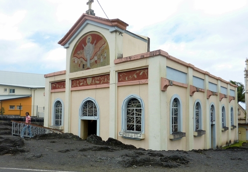 la coulée miraculeuse de 1977. En avril le fleuve de lave, large de 500 mètres a traversé le village, engloutissant quelques maisons pour s’arrêter devant l’église en la contournant. (cliquer pour agrandir) la coulée miraculeuse de 1977. En avril le fleuve de lave, large de 500 mètres a traversé le village, engloutissant quelques maisons pour s’arrêter devant l’église en la contournant. (cliquer pour agrandir)