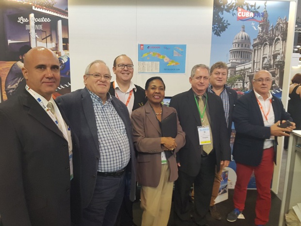 Voyages Internationaux a reçu sur son stand la visite du vice-ministre du tourisme de Cuba Luis Miguel Diaz Sanchez (sur la photo en cravate jaune)  - Photo DR