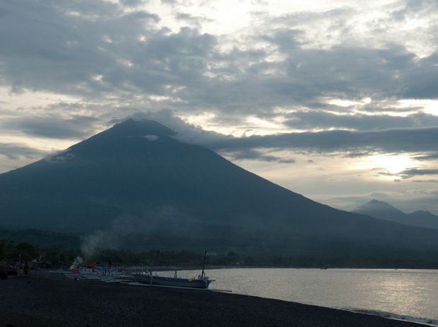 A Bali, le Mont Agung menace d'entrer en éruption