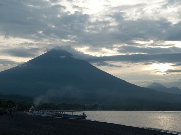 L'activité sismique du mont Agun à Bali menace la population et les touristes