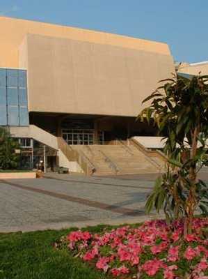 La présence d’un cours d’eau sur le site  de l’extension souterraine du Palais des Festivals serait de nature à compromettre, voire différer dans le temps la réalisation de l’extension envisagée du Palais des Festivals.