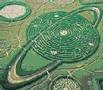 Le labyrinthe se compose du Jardin des Philtres d’Amour, du Jardin des Maléfices, du Jardin de la Fortune et de la Divination et du Jardin de l’Immortalité. Le labyrinthe se compose du Jardin des Philtres d’Amour, du Jardin des Maléfices, du Jardin de la Fortune et de la Divination et du Jardin de l’Immortalité.