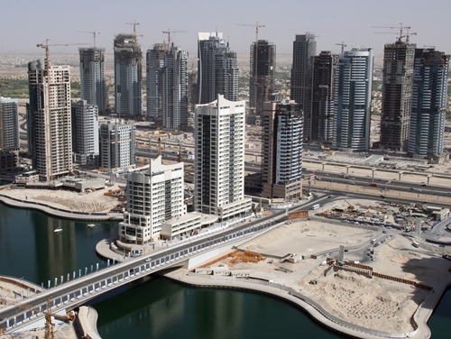 Dubaï est un chantier à ciel ouvert avec des forêts de gratte-ciels qui poussent comme autant de champignons Dubaï est un chantier à ciel ouvert avec des forêts de gratte-ciels qui poussent comme autant de champignons