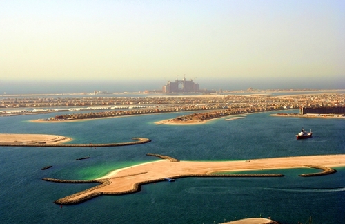 Nakheel, à l’origine du projet des îles artificielles, Palm Islands, est responsable en partie de l'emballement médiatique. Nakheel, à l’origine du projet des îles artificielles, Palm Islands, est responsable en partie de l'emballement médiatique.