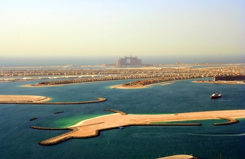 Nakheel,  à l’origine du projet des îles artificielles, Palm Islands, est responsable en partie de l'emballement médiatique.