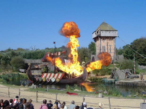 Le "clou du spectacle" de reconstitution vikings au Puy du Fou - DR Padpo Le "clou du spectacle" de reconstitution vikings au Puy du Fou - DR Padpo