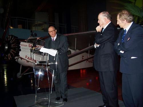 Gérard Ethève, DG de la compagnie Air Austral, le secrétaire d’état aux transports Dominique Bussereau et le directeur du musée Gérard Feldzer devant l'avion