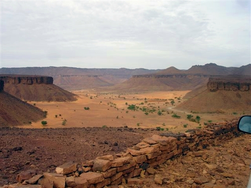 Oasis et désert de pierre dans l'Adrar