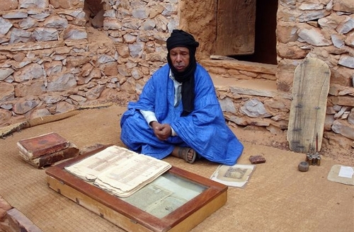 Saif Mahmoud, conservateur de bibliothèque à Chinguetti Saif Mahmoud, conservateur de bibliothèque à Chinguetti