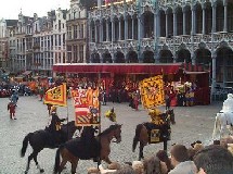 Bruxelles est une des très rares « grandes » villes dans le monde qui ait maintenu une tradition folklorique.