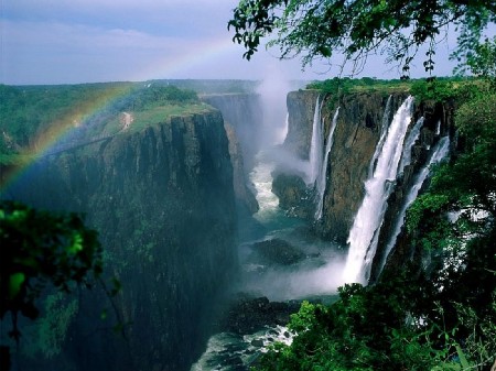 Les chutes Victoria sont un des atouts touristiques majeurs du Zimbabwe.