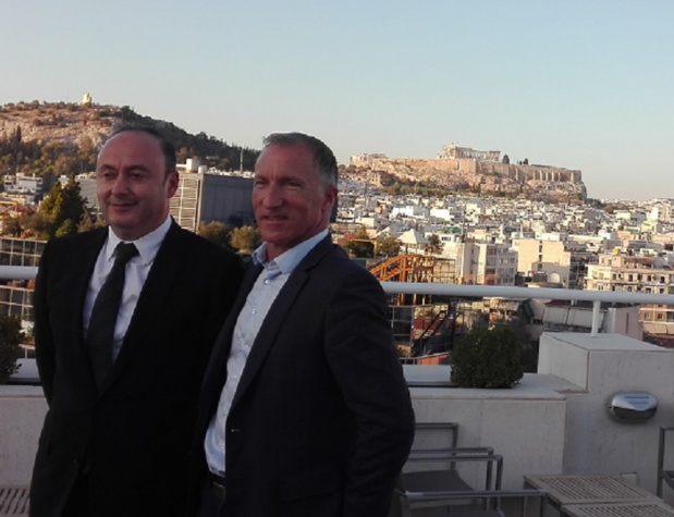 Laurent Abitbol et Jean-Noël Lefeuvre devant l'acropole d'Athènes pendant les forces de ventes tourisme 2017 - DR : J.P.