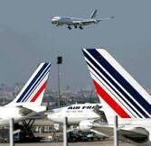 Rayanair fustige Air France et sa 5e hausse de la taxe carburant qui surenchérit le billet Europe de 20 € depuis l'instauration de celle-ci.