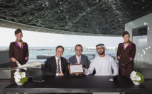 Peter Baumgartner, Chief Executive Officer d'Etihad Airways, Manuel Rabaté, directeur du Louvre Abu Dhabi, et Son Excellence Saif Saeed Ghobash, Director General of the Department of Culture & Tourism entourés de membres d'équipage Etihad Airways sous le dôme du Louvre Abu Dhabi – Photo officielle Peter Baumgartner, Chief Executive Officer d'Etihad Airways, Manuel Rabaté, directeur du Louvre Abu Dhabi, et Son Excellence Saif Saeed Ghobash, Director General of the Department of Culture & Tourism entourés de membres d'équipage Etihad Airways sous le dôme du Louvre Abu Dhabi – Photo officielle