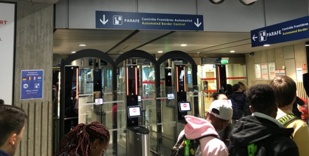 © DR Twitter - Dimanche 22 octobre, un seul sas ouvert... 1000 personnes attendent! © DR Twitter - Dimanche 22 octobre, un seul sas ouvert... 1000 personnes attendent!