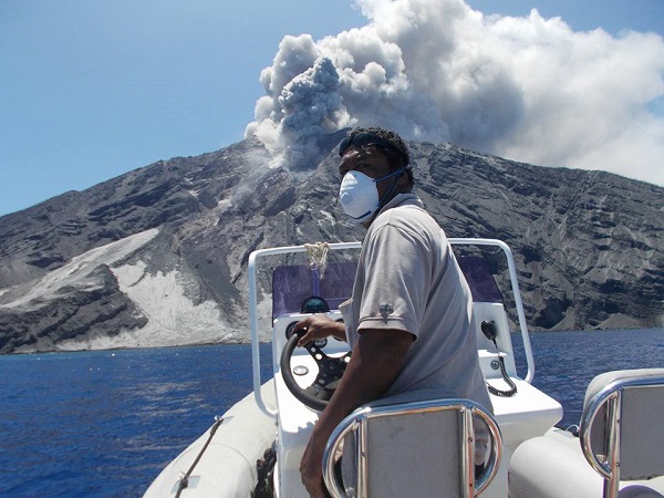 Le volcan situé sur l'île de Tinakula est entré en éruption le samedi 21 octobre 2017 - Crédit photo : compte Facebook de Gamara Okzman Bencarson
