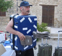 "Tonton Valoche" n'hésite pas à se mettre à nu pour vanter sa marchandise... - Photo DR