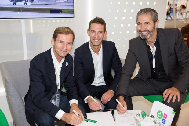 Signature du contrat de partenariat entre Transavia France et MisterFly lors du salon IFTM-Top Resa, avec Nicolas Brumelot et Carlos Da Silva, fondateurs de MisterFly, et Hervé Kozar, Directeur Général Adjoint Commercial Transavia France. - Photo DR Transavia