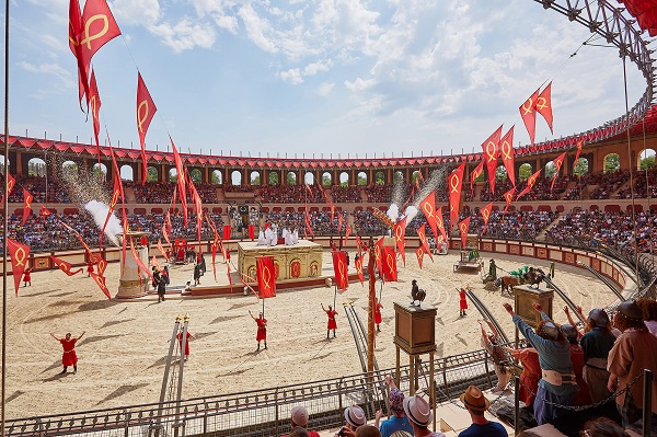 Depuis 1978, le Puy du fou n'a cessé de se développer, tout est parti d'un spectacle autour des ruines du château - Crédit photo : Puy du Fou