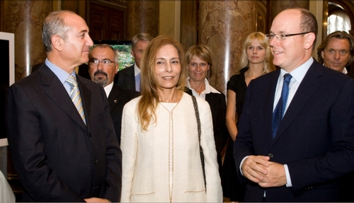 Lamine MAHERZI, Consul Général de Tunisie à Monaco, (gche) Mme Zeineb RAYANA, PDG du Groupe Kélibia la Blanche, le Prince Albert II de Monaco, lors du sponsoring de l'Expo ''Un Ciel pour une Planète'' de Serge Brunier en septembre 2009 /photo DR