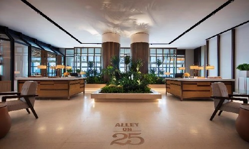 Des œuvres d'art sont exposées au sein des hôtels Andaz, un mini-bar gratuit, et un accès à l'Andaz Lounge Hour (proposant des vins gratuitement) sont réservés aux clients de l'hôtel - Crédit photo : Hyatt