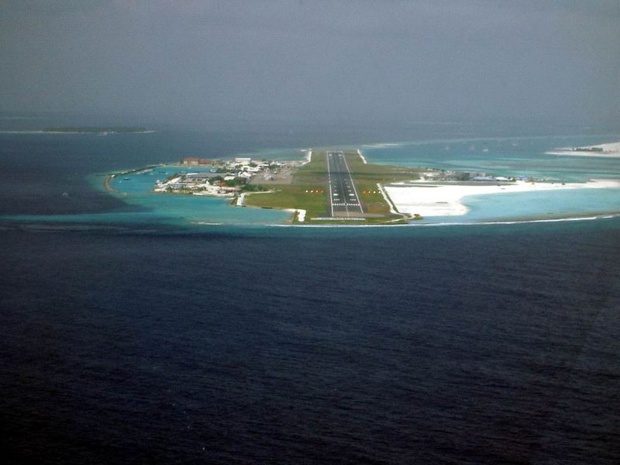 Vue de l'aéroport international de Malé depuis un avion se dirigeant vers la piste d'atterrissage - photo PalawanOz / wikicommons