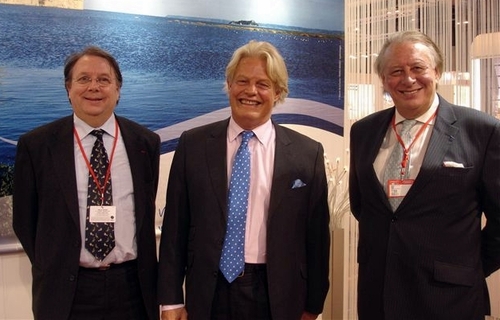 Humeur joyeuse pour Jacques Augustin, directeur au ministère du Tourisme, Bruno Delaye, ambassadeur de France en Espagne, et Patrick Goyet, directeur de Atout France en Espagne Humeur joyeuse pour Jacques Augustin, directeur au ministère du Tourisme, Bruno Delaye, ambassadeur de France en Espagne, et Patrick Goyet, directeur de Atout France en Espagne