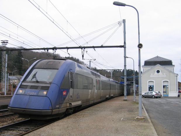 "Corail intercité" Bordeaux - Lyon ici en gare de Saint Sulpice Laurière. Photo Tuyra http://leportailferroviaire.free.fr, creative commons