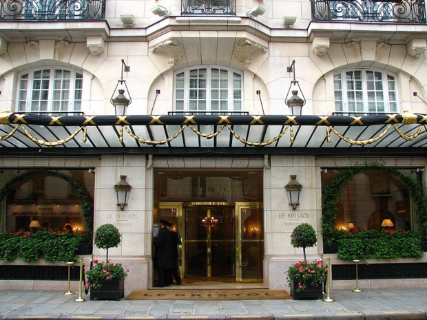 L'hôtel le Bristol à Paris - phoro creative commons wikipedia Grenouille vert