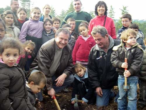 Jean-Marc Olladini, voyagiste incontournable du tourisme en Corse, soigne son image de voyagiste durable et responsable en replantant des arbres avec les enfants