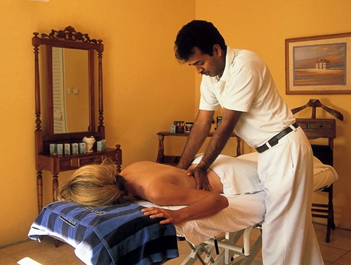 Si la clientèle reste sensible à l’argument prix, elle n’hésite pas à se faire plaisir. En effet, le secteur de la thalasso et du thermalisme a très bien résisté face à la crise. Si la clientèle reste sensible à l’argument prix, elle n’hésite pas à se faire plaisir. En effet, le secteur de la thalasso et du thermalisme a très bien résisté face à la crise.