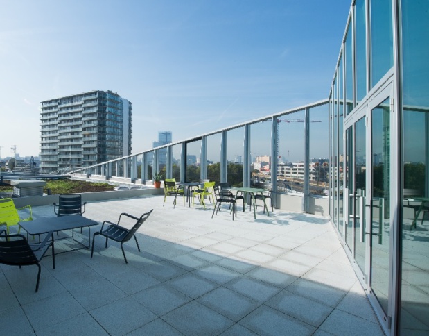 Le bâtiment bénéficie d’un roof top au 6ème étage offrant un panorama sur les toits parisiens et la Tour Eiffel, le 17ème arrondissement et son nouveau Palais de Justice et Clichy - Photo ODALYS