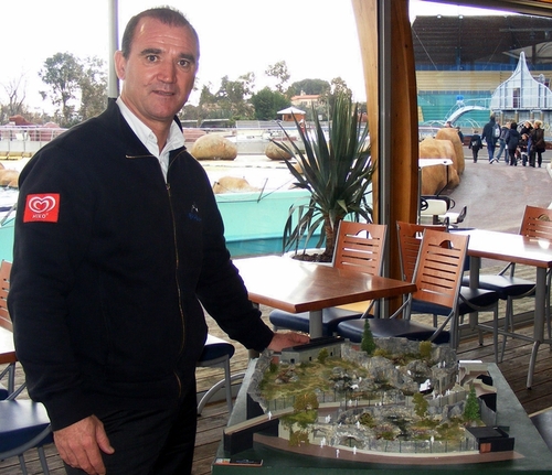 Bernard Giampaolo, directeur du Parc Marineland, montre la maquette du futur Pavillon des ours polaires