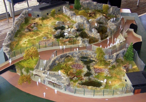 Le site sera clôturé et les bassins seront dotés de parois transparentes pour voir évoluer les ours. Venus du zoo de Nuremberg, Rasputin et Flocke bénéficient du programme européen de conservation de l’espèce Le site sera clôturé et les bassins seront dotés de parois transparentes pour voir évoluer les ours. Venus du zoo de Nuremberg, Rasputin et Flocke bénéficient du programme européen de conservation de l’espèce