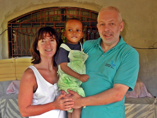 Alain et Magali avec leur enfant adoptif lors d'une visite à la crèche Notre Dame de la Nativité à Port au Prince. Il devait arriver début mars mais le sort en a décidé autrement...