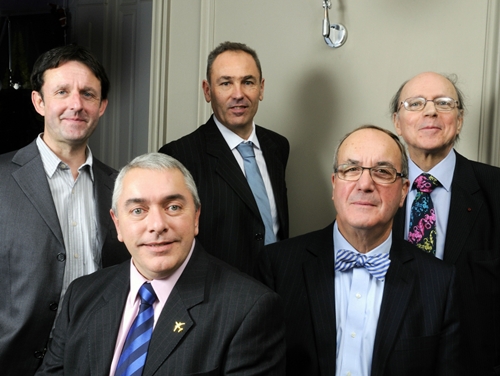 De gche à dte et de bas en haut : Frédéric Battut, Francis Reversé, Philippe Merlhiot, Frédéric Baudon et Jacques Maillot. De gche à dte et de bas en haut : Frédéric Battut, Francis Reversé, Philippe Merlhiot, Frédéric Baudon et Jacques Maillot.