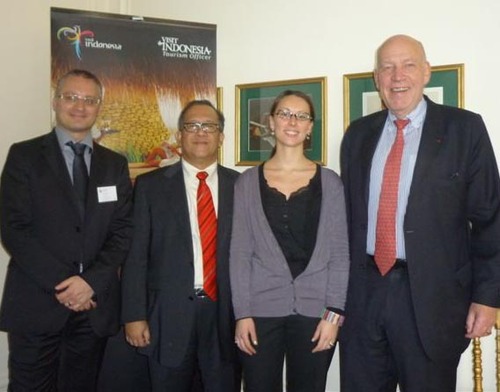 P. Mugnier directeur général d'Interface, S. Nirwandar directeur Marketing du Ministère de la Cultrue et du Tourisme d'Indonésie, J. Dewarin chargée de la promotion Asie Pacifique chez Interface et G. de la Porte du Theil, pdt d'Interface P. Mugnier directeur général d'Interface, S. Nirwandar directeur Marketing du Ministère de la Cultrue et du Tourisme d'Indonésie, J. Dewarin chargée de la promotion Asie Pacifique chez Interface et G. de la Porte du Theil, pdt d'Interface