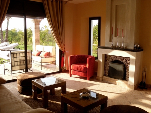 Situé en pleine nature, dans une paisible orangeraie de 30 hectares, Dyar Shemsi, comprend un projet de 140 villas. Situé en pleine nature, dans une paisible orangeraie de 30 hectares, Dyar Shemsi, comprend un projet de 140 villas.