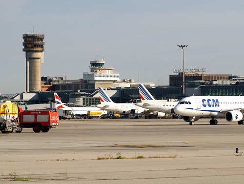 En pleines vacances scolaires, ce mouvement est très impopulaire et les récentes révélations de la Cour des comptes sur le statut très privilégié des contrôleurs français n'a pas arrangé les choses.