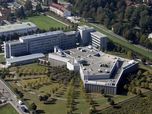 L'Amadeus Data Center de Erding en Allemagne recense 500 compagnies, sert 95,000 agences de voyages et délivre quasiment un demi-milliards de net bookings chaque année L'Amadeus Data Center de Erding en Allemagne recense 500 compagnies, sert 95,000 agences de voyages et délivre quasiment un demi-milliards de net bookings chaque année