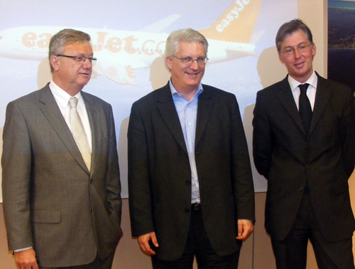 François Bachetta (au centre, entouré d'Hervé de Place, directeur de l’aéroport (dte) et de Philip Soete, directeur marketing