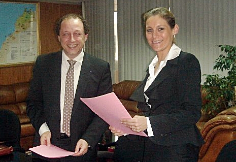 Mme Hynd Chikli, Secrétaire Générale du Département du Tourisme du Maroc et Philippe François, créateur d' ECORISMO ®, lors de la signature du protocole de partenariat