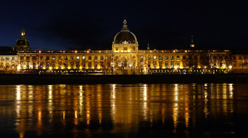 La reconversion du site de l’Hôtel Dieu en hôtel de luxe de 120 chambres, situé en plein cœur de Lyon, est à l'étude. L’équipe lauréate du projet sera connue en octobre 2010