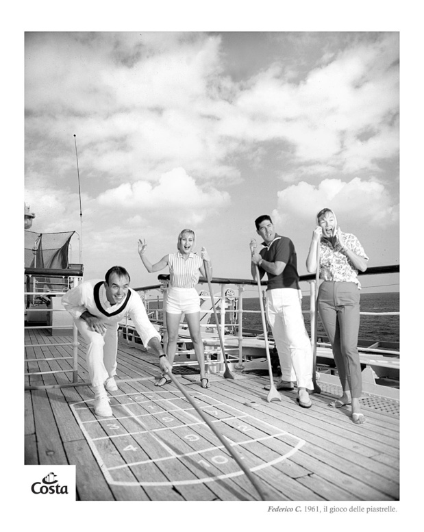A bord en 1961. Croisière d'agrément et des activités pour tous. Collection Costa.