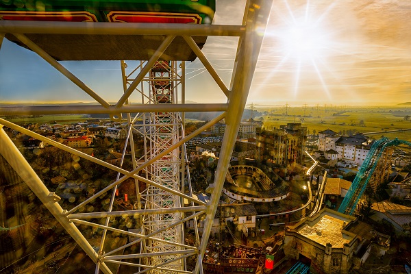 Le grand huit "Eurosat" proposera en 2018 une expérience supplémentaire en réalité virtuelle - Crédit photo : Europ-Park Le grand huit "Eurosat" proposera en 2018 une expérience supplémentaire en réalité virtuelle - Crédit photo : Europ-Park