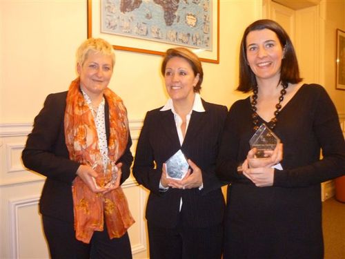 La lauréate Viviane Duminy avec les deux finalistes, Maider Lacunza et Claudia Terrade La lauréate Viviane Duminy avec les deux finalistes, Maider Lacunza et Claudia Terrade
