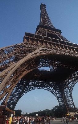 La fréquentation de la tour Eiffel a crû de 3,7% en juillet par rapport à juillet 2004, avec 786.000 visiteurs.