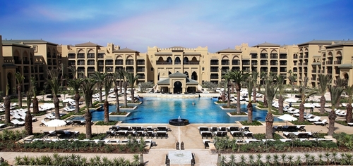 Mazagan Beach Resort, station du plan Azur développée par le groupe sud-africain Kerzner en partenariat avec des institutionnels marocains comprend un hôtel de 500 chambres, 11 restaurants, une piscine, un spa, un casino et un golf signé Gary Player.