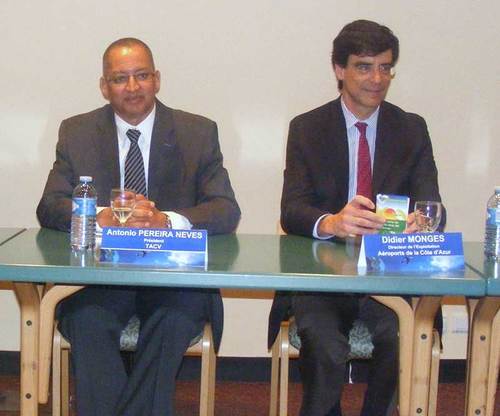 Antonio Pereira Neves, PDT de la compagnie et Didier Monges, directeur de l'exploitation Aéroports de la Côte d'Azur Antonio Pereira Neves, PDT de la compagnie et Didier Monges, directeur de l'exploitation Aéroports de la Côte d'Azur